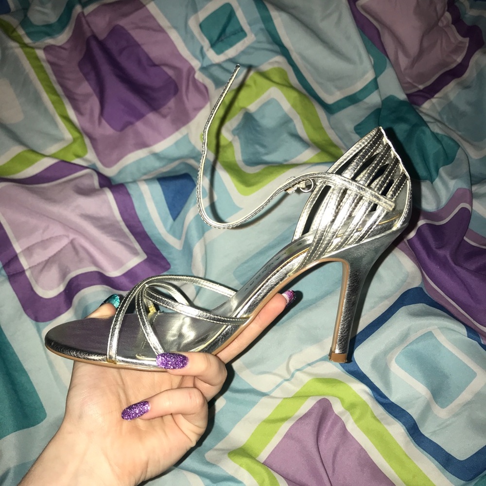 Silver heels - Picture 5 of 8